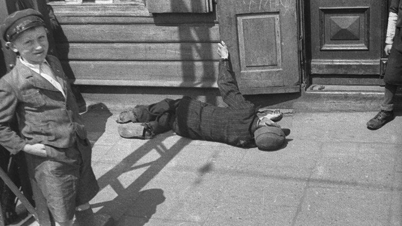Henryk Ross Lodz ghetto: Falling in street from hunger, 1940-42